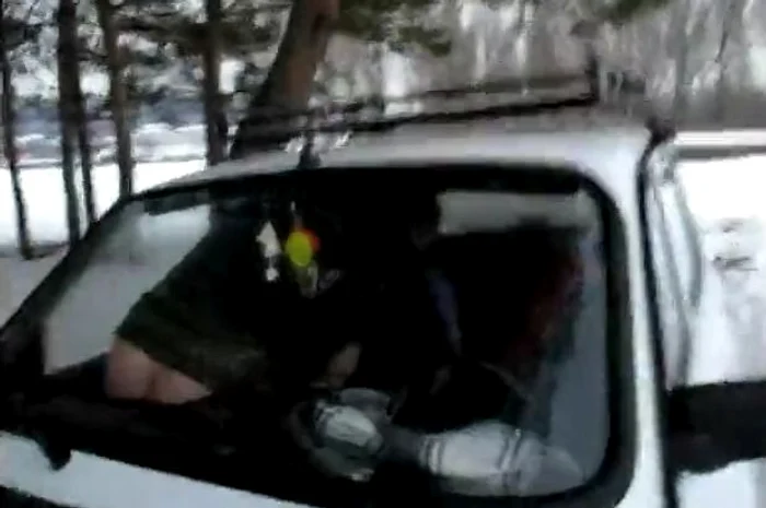 S-au apucat să facă sex în maşină, deşi afară era destul de frig. (captură video)