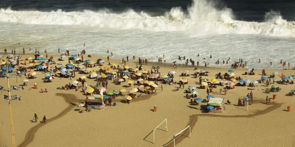 Valuri se sparg în timp ce oamenii se aduna pe plaja Copacabana în Rio de Janeiro Brazilia FOTO Guliver / Getty Images / Mario Tama