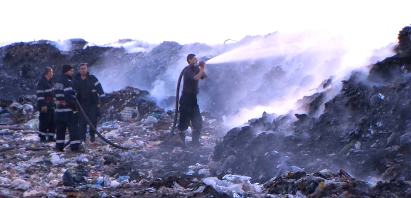 Pompierii au avut nevoie de 2 ore pentru a lichida incendiul foto: Claudiu Dumitrache