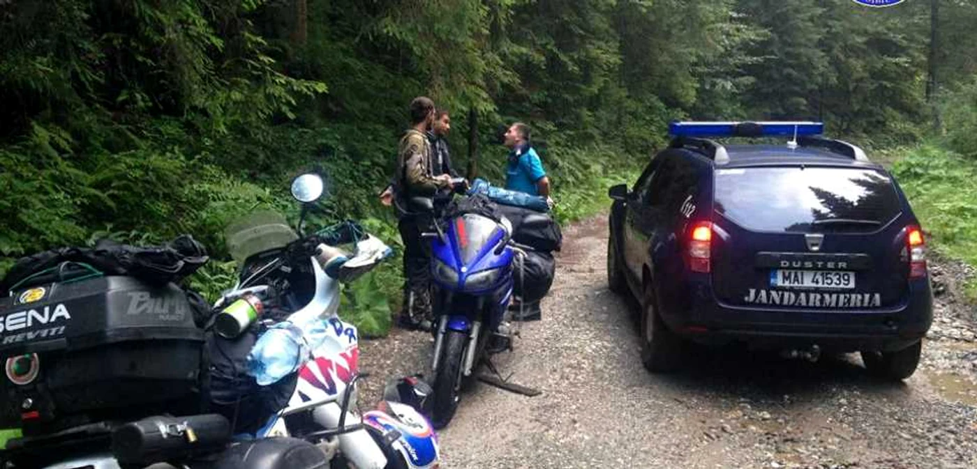 Jandarmii au intervenit după ce francezii s-au speriat că vor înnopta în pădure FOTO Jandarmeria Sibiu