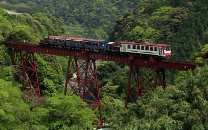 cle ferata japonia langa vulcan