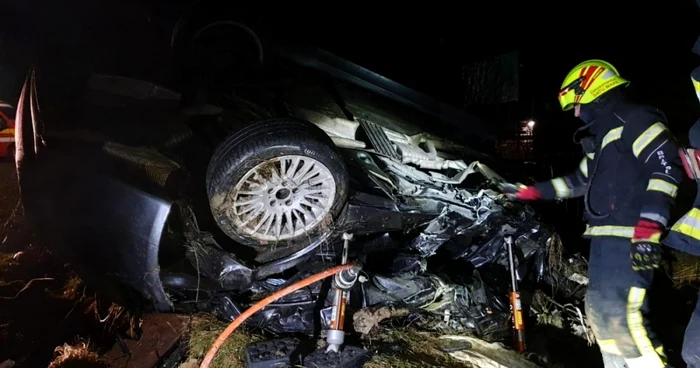 Un bărbat în vârstă de 46 de ani şi-a pierdut viaţa în teribilul accident produs în Ciuperceni. Sursa Foto: ISU Satu Mare