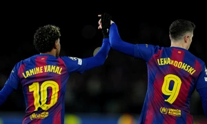 Lamine Yamal si Robert Lewandowski (EPA) jpg