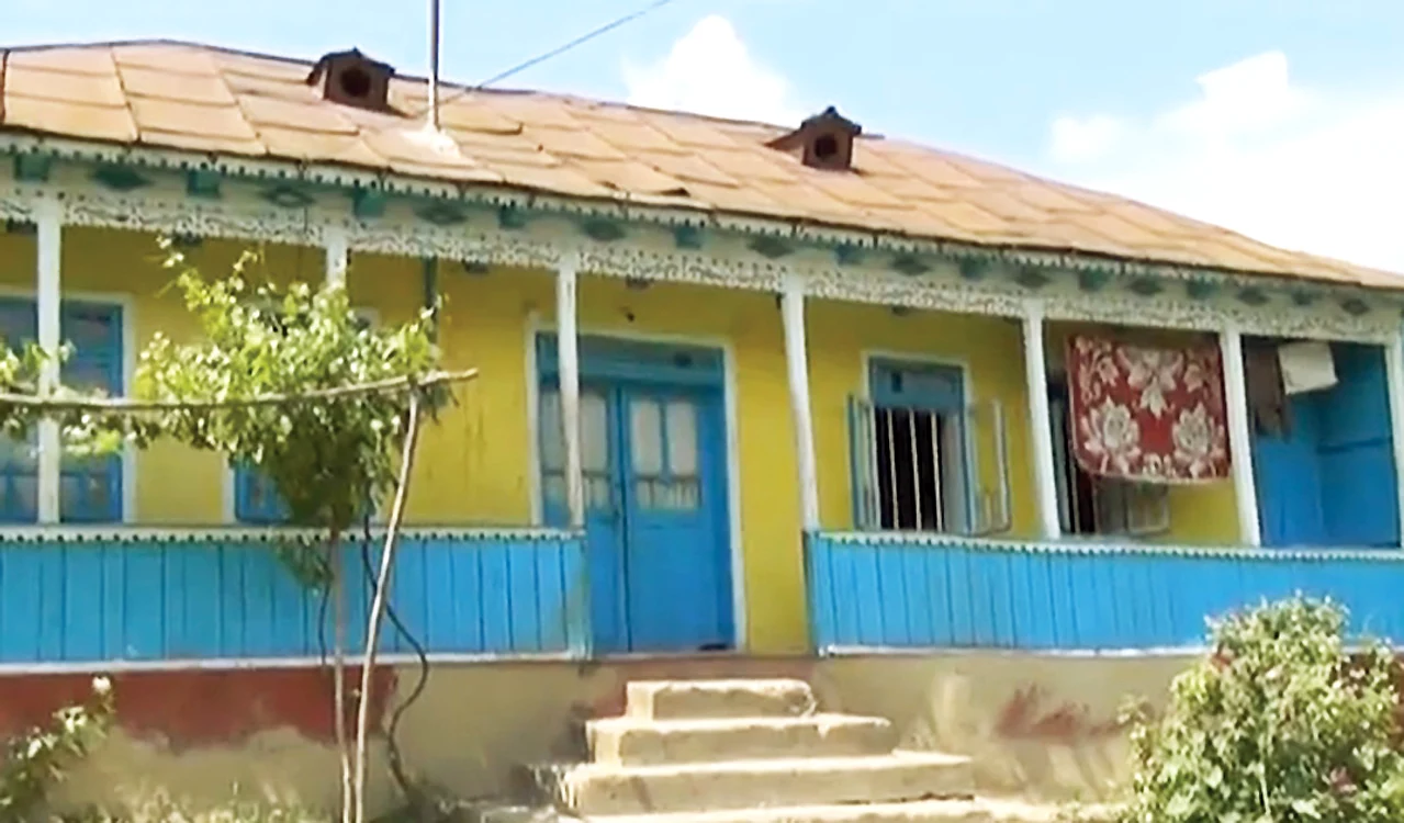 În această casă locuia băiatul, împreună cu bunica lui