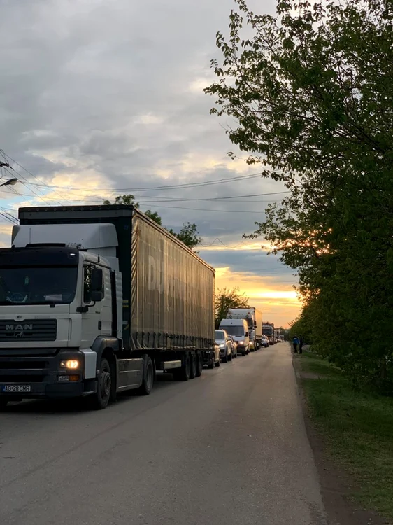Pe ruta oferită de pooliţişti ca alternativă s-au format cozi de kilometri întregi FOTO: Facebook/Florin Ciobanu