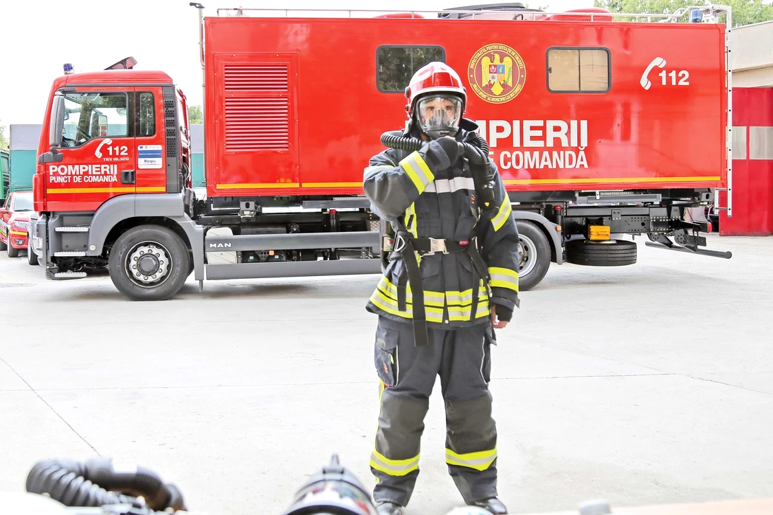 
    Pompierii au primit, ieri, echipamente performante pentru incendiile de la metrou. Costum rezistă până la 250 de grade. Foto: ISU Bucureşti-Ifov  