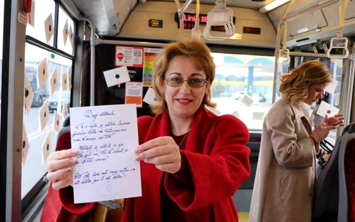 Un autobuz ”decorat” cu 300 de epistole. Foto: Nicu Neag
