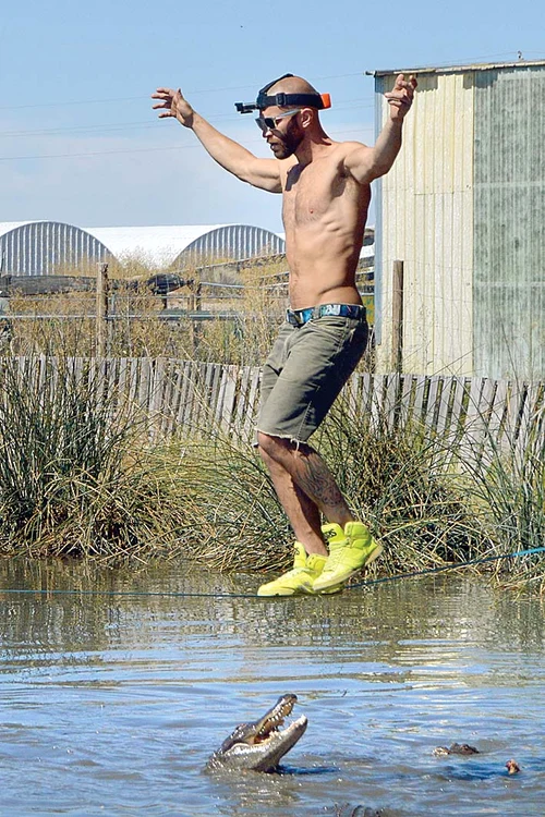 La jumătatea  drumului a  început să  ţopăie pe coardă