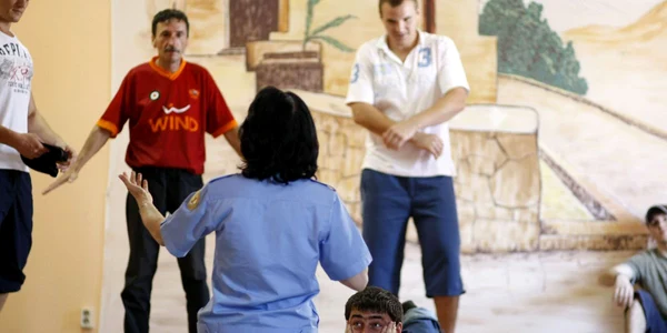 Deţinuţii îşi pregătesc cu mare atenţie spectacolul de marţi. FOTO: Arhivă