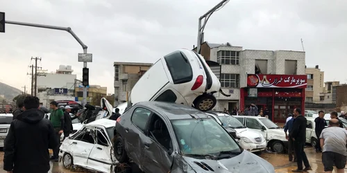 Masini luate de ape la Shiraz in Iran FOTO EPA-EFE