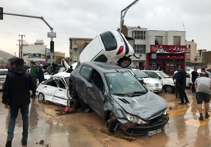 Maşini luate de ape în Shiraz FOTO EPA-EFE