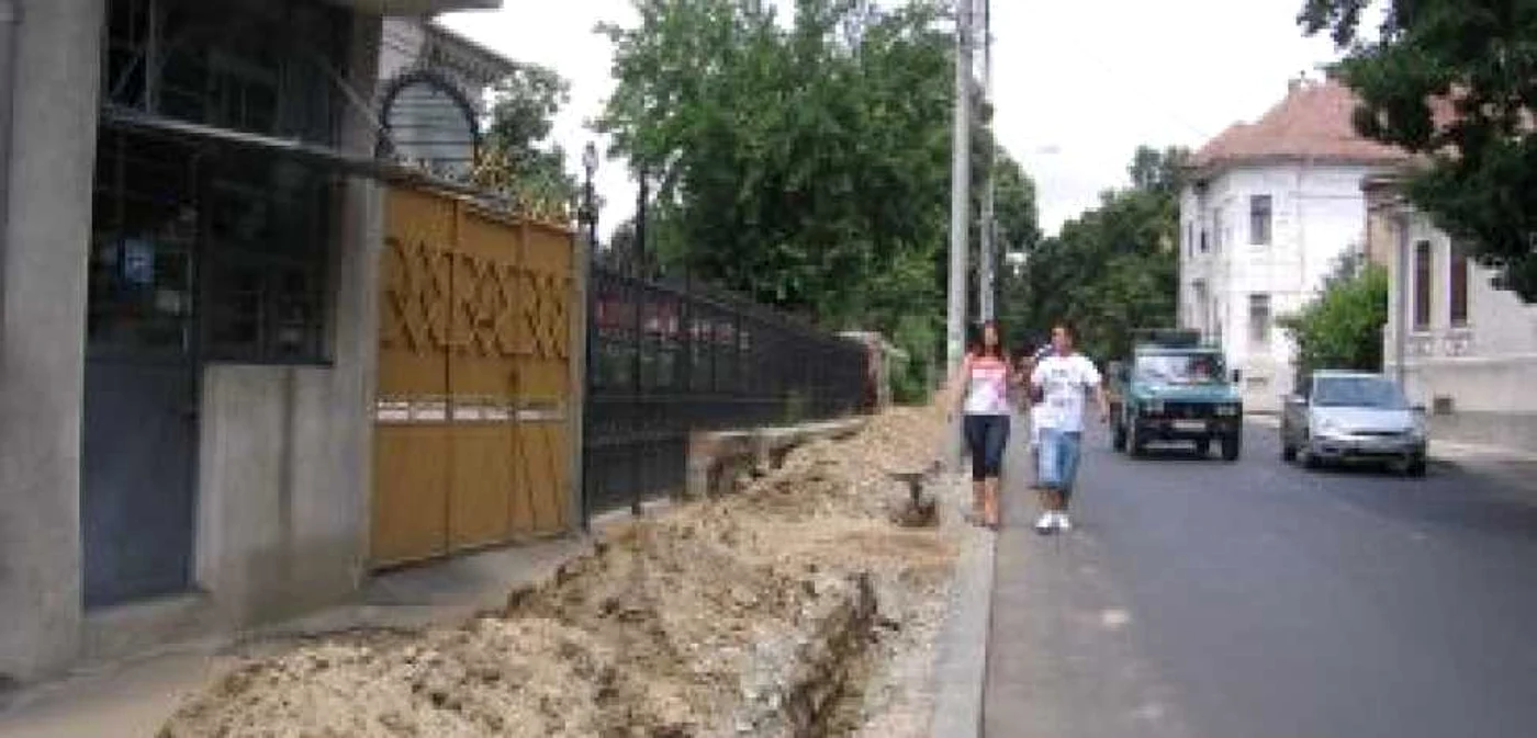 Craiova: Trotuarele de pe strada Simion Bărnuţiu, sparte şi abandonate de Cez
