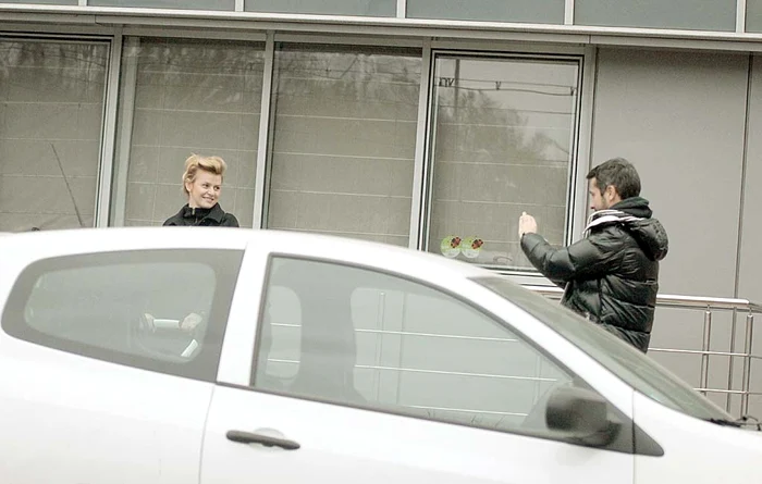 Cei doi părinţi şi-au făcut fotografii în plină stradă