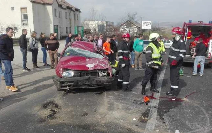 În urma accidentului, un bebeluş şi o adolescentă au ajuns la spital FOTO: ISU Bistriţa