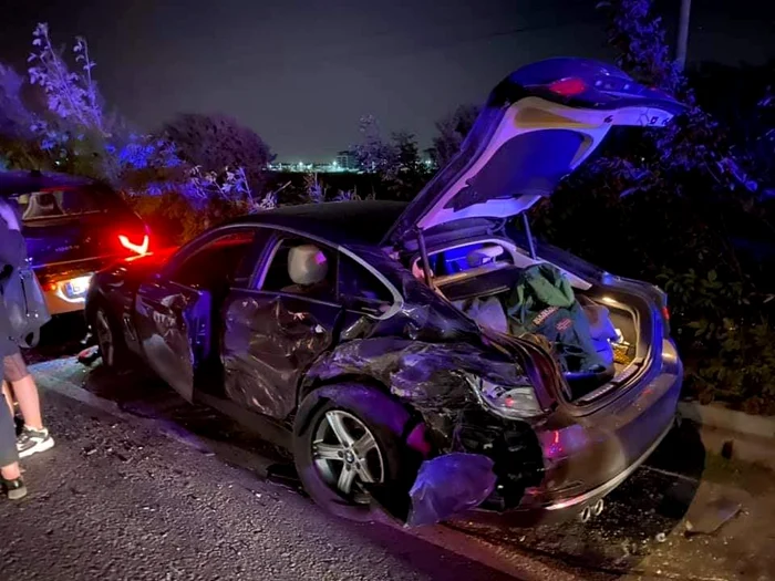 
    Mașina lovită de tir fusese trasă pe dreapta de poliști  