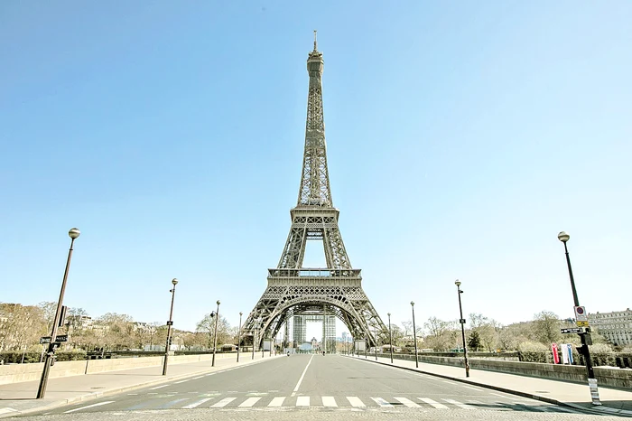 
    Paris, Franţa Turnul Eiffel, fără vizitatori  