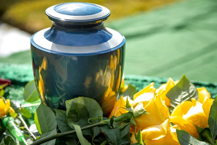 O urnă cu cenușă a fost găsită pe plaja din Ostia / foto: Adobe Stock
