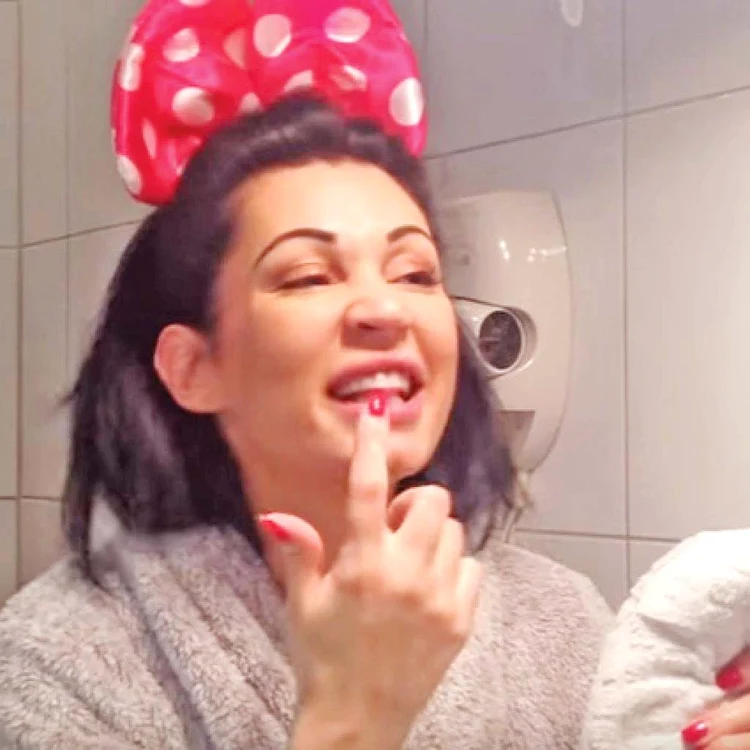 Nicoleta Luciu (39 de ani), măşti cu nămol şi dinţi frumoşi cu pastă din argilă albastră şi bicarbonat