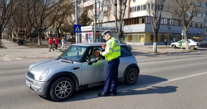 Poliţia a oferit mărtişoare FOTO IPJ Călăraşi