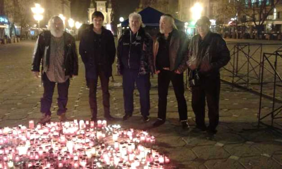 Cei de la Phoenix au aprins lumânări