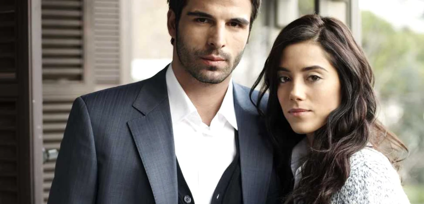 Cansu Dere şi Mehmet Akif Alakurt, protagoniştii serialului „Puterea destinului“
