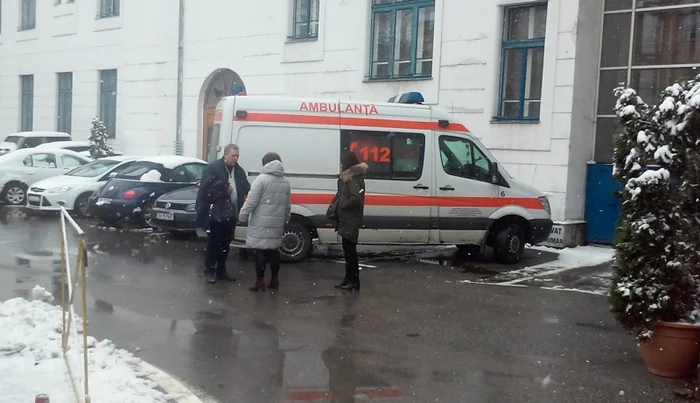 Ambulanţa venită în ajutorul funcţionarei Gizela Friedmann FOTO renasterea.ro