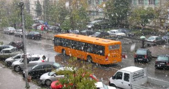 Slatina:Poliţiştii avertizează şoferii să circule cu atenţie pe ninsoare