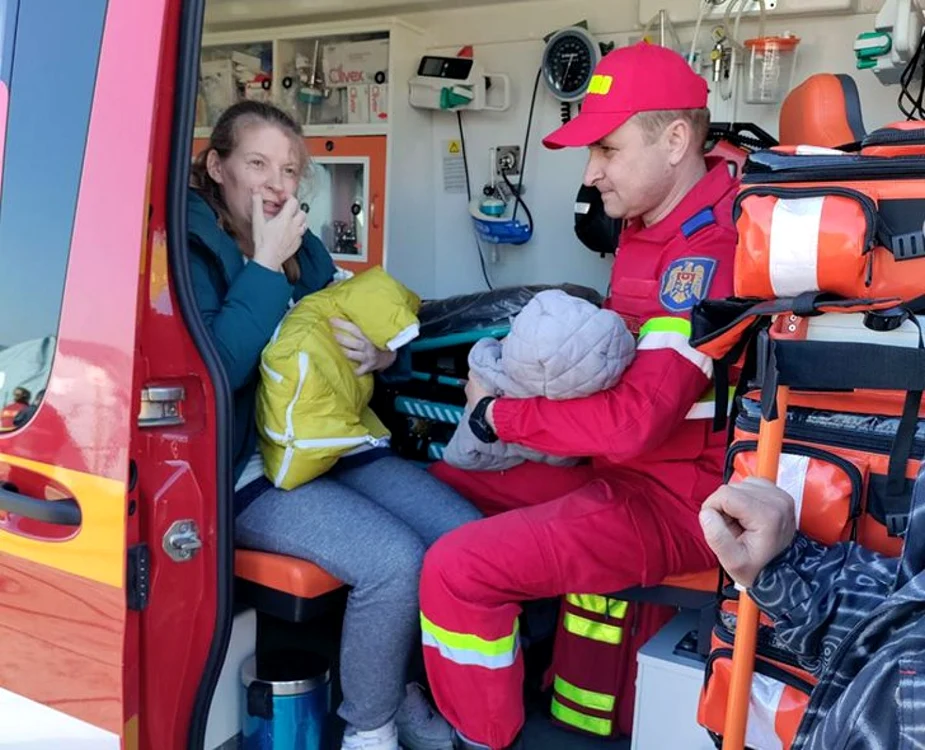 Cei doi gemeni născuţi prematur şi mama lor FOTO Vremea Nouă