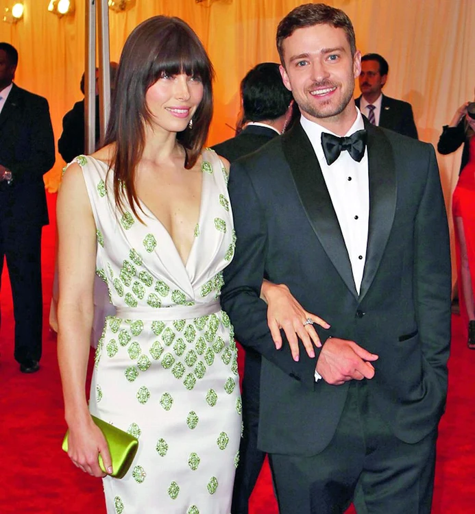 
    Cele două  vedete sunt  împreună  de 5 ani  