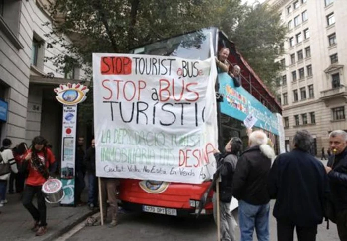 Autobuz turistic din Barcelona vandalizat de manifestanţi împotriva turismului în masă FOTO @SOLAPRIX via Metro.co.uk