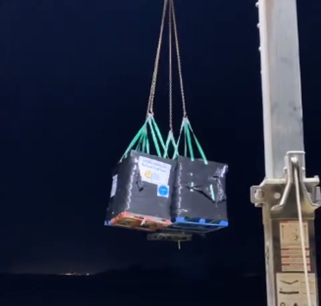 Primele 200 de tone de ajutoare trimise pe mare către Gaza au ajuns la țărm și au fost descărcate VIDEO