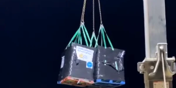 Ajutoarele transportate de Open Arms au ajuns la țărm  Captura video Facebook png
