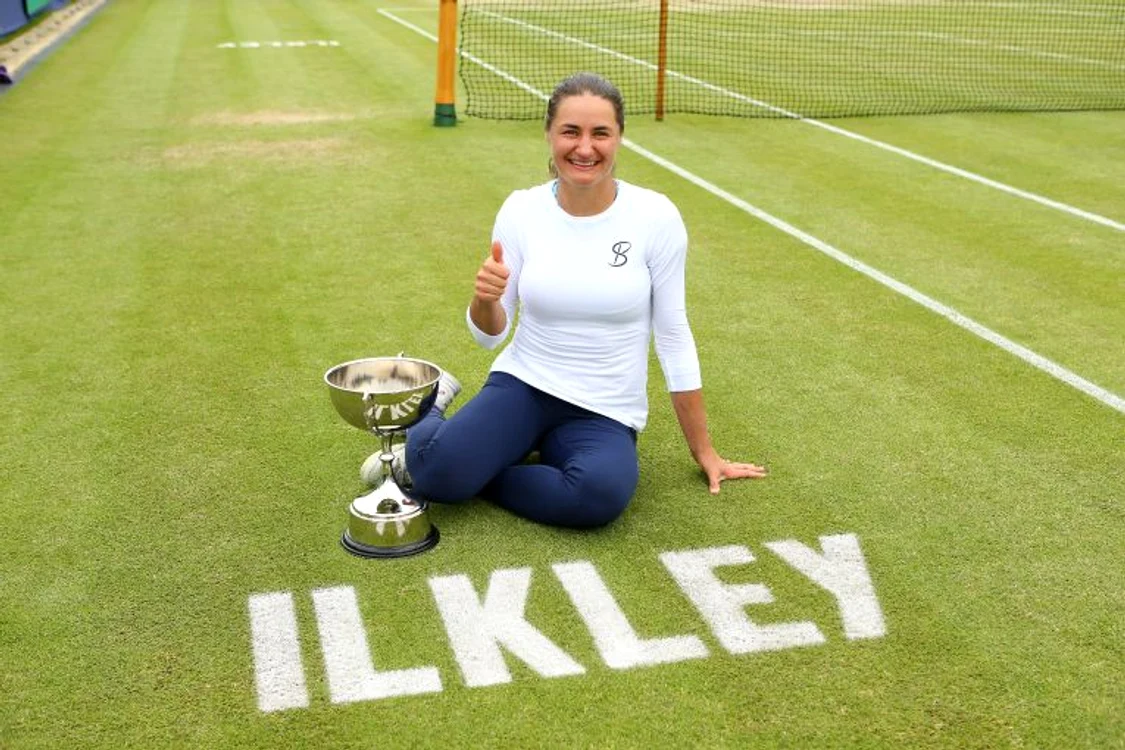 
    Monica Niculescu, cu trofeul cucerit la IlkleyFOTO: Guliver/ Gettyimages  
