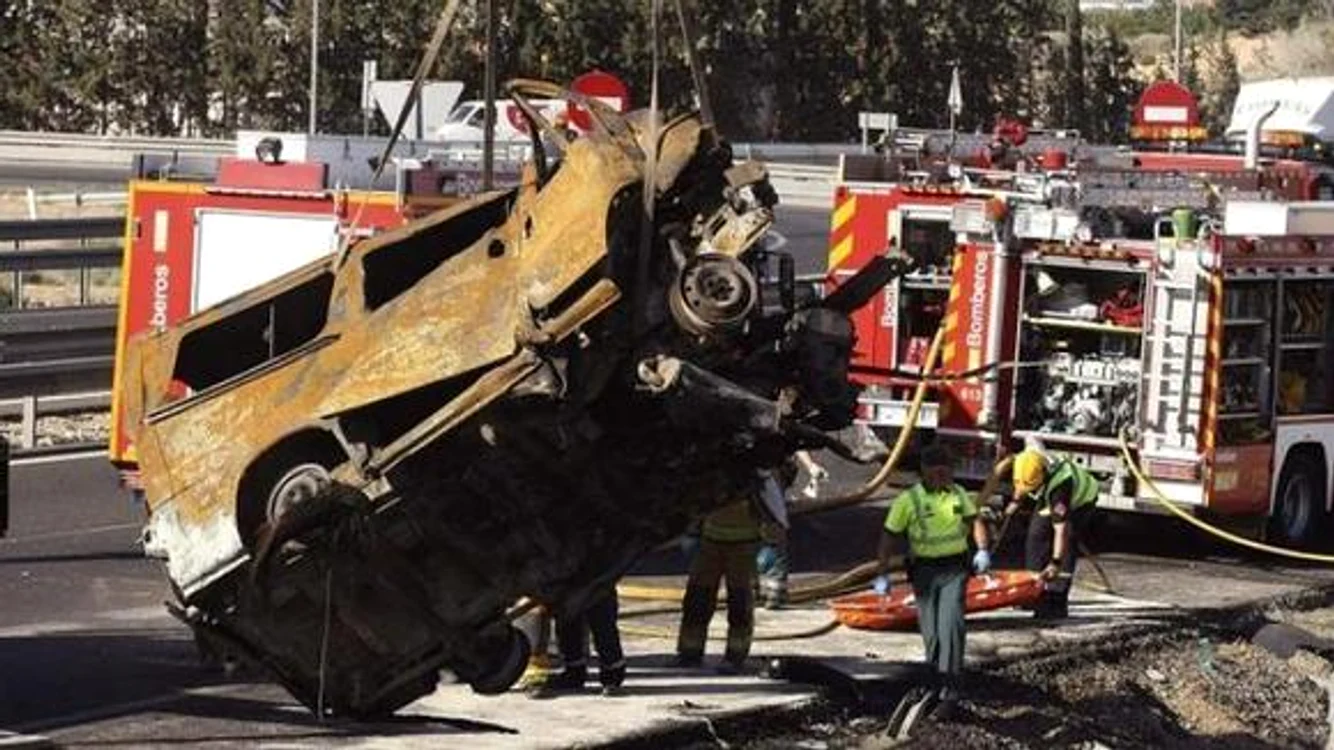 Microbuzul a luat foc după ce a fost lovit de un tir