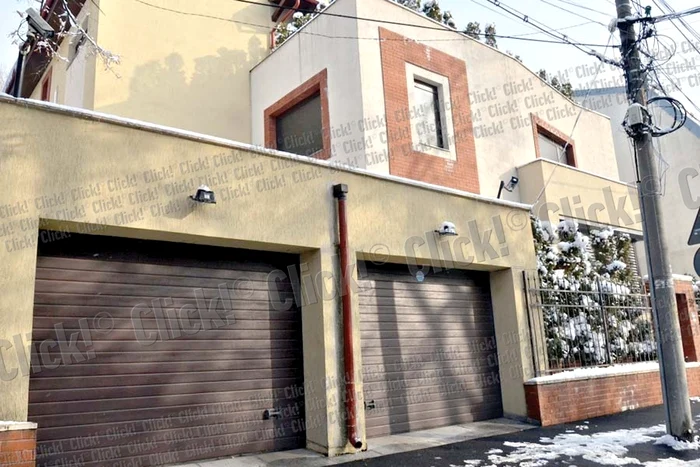 Andreea Marin a ieșit din vila din Pipera încărcată cu bagaje. Ea a fost ajutată de o angajată (Fotografii: Mihai Ionescu)