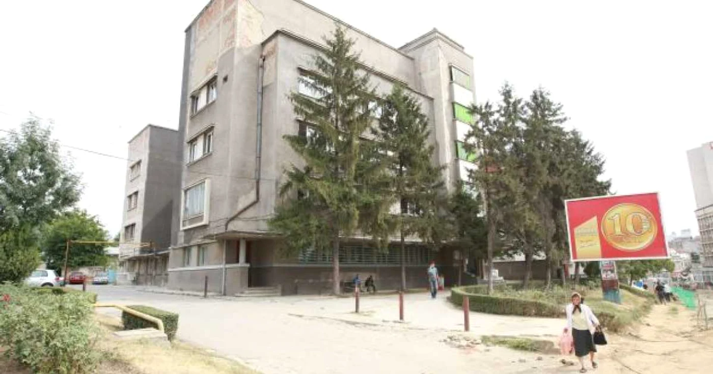 În această clădire şi-au propus să lucreze funcţionarii de la Casa de Pensii Dolj. 