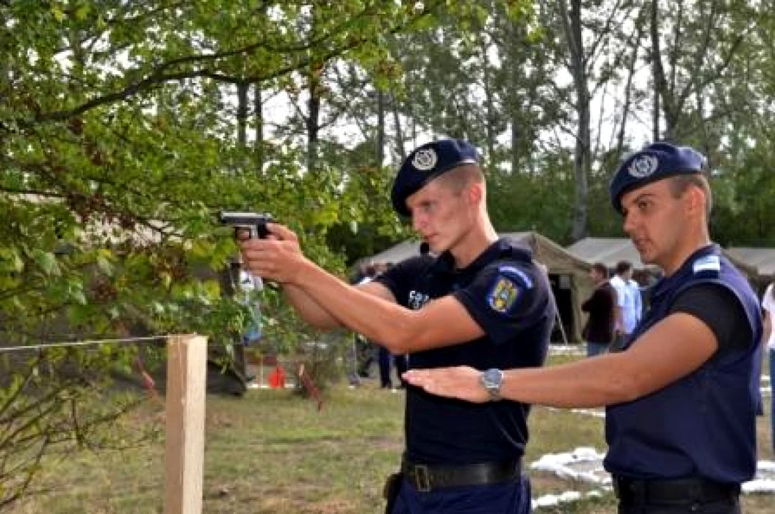 „Bobocii“ de la Academia de Poliţie au trecut, înainte de cursuri, printr-o tabără de pregătire       FOTO: MAI