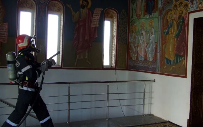 Pompierii se tem de pericolul unor eventuale incendii în biserici din cauza neglijenţei...