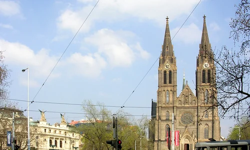 Una caldă, una rece  La Praga  jpeg