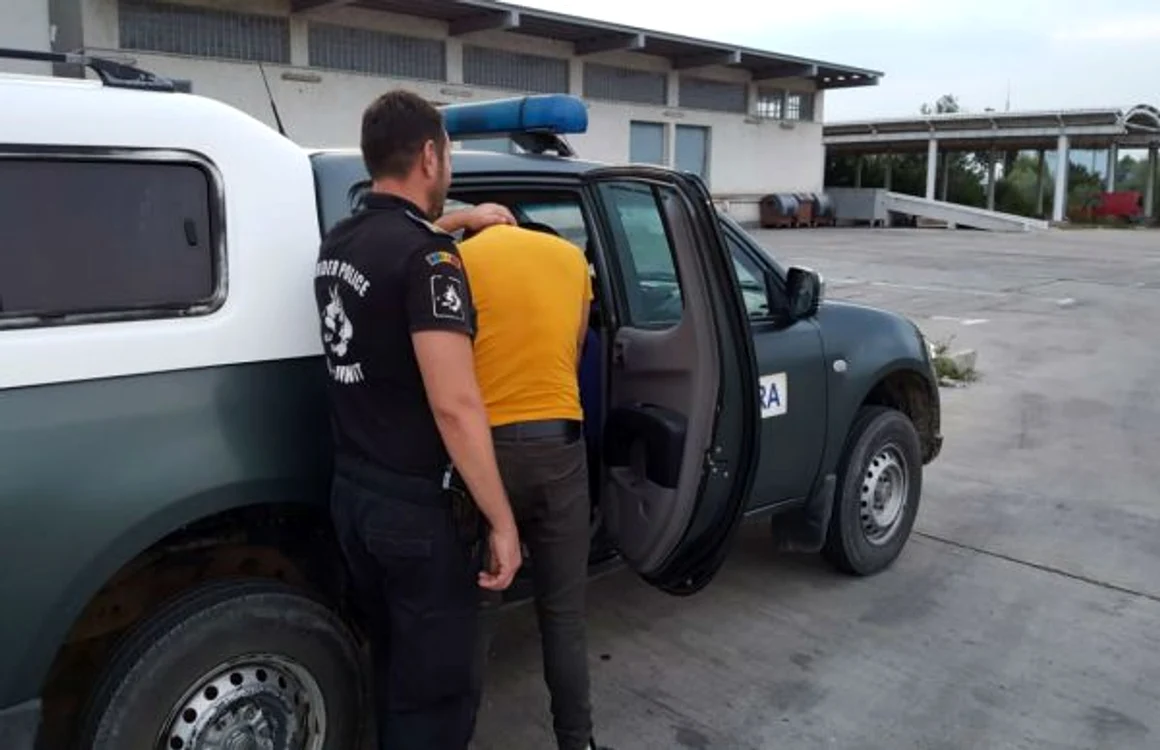 Imagine de la ducerea în arest a urmăritului internaţional FOTO Poliţia de Frontieră