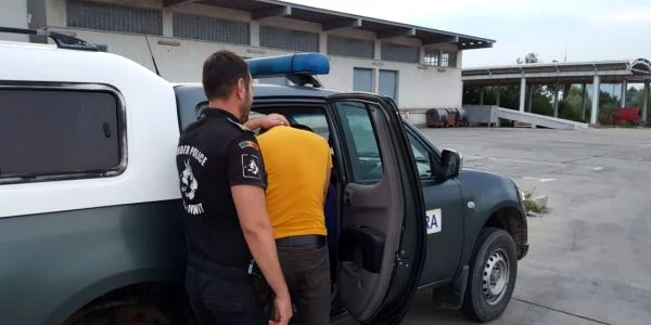 Imagine de la ducerea în arest a urmăritului internaţional FOTO Poliţia de Frontieră