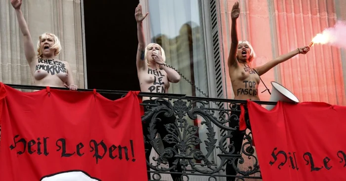 Activiste Femen afişează un mesaj la adresa Marinei Le Pen FOTO AFP/Getty Images
