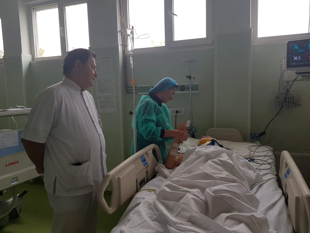 Ministrul Sorina Pintea stă de vorbă cu una dintre victimele accidentului de la Ialomiţa