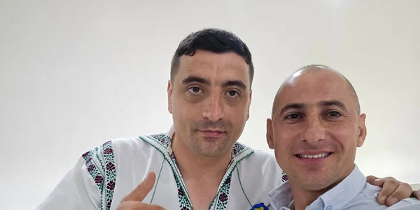 Consilierul AUR din Motru Nicolae Milcă si liderul AUR George Simion FOTO Facebook/Nicolae Milca