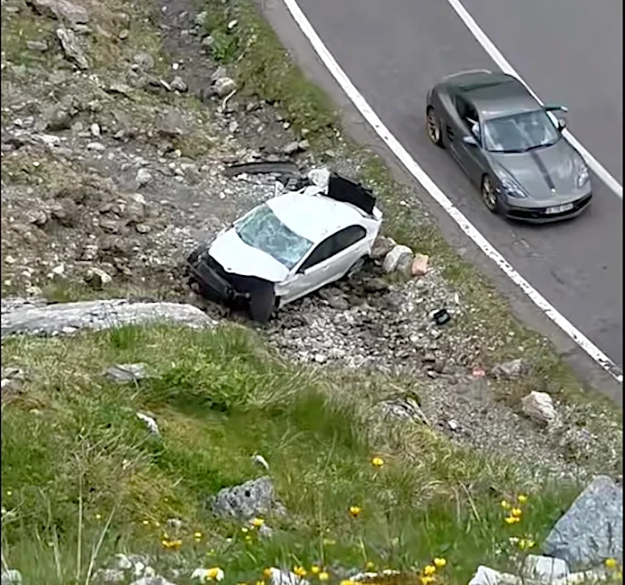 A coborât să facă poze, iar mașina a ajuns într-o râpă/ sursa foto: captura video