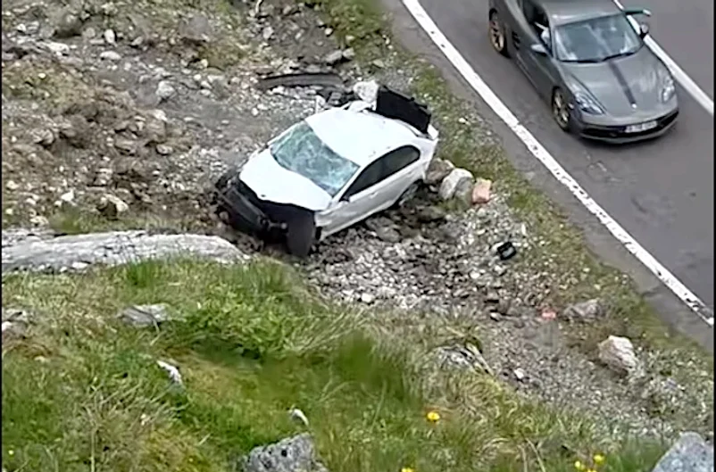 Mașina a ajuns într-o râpă FOTO: captură video