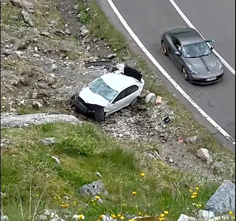 A coborât să facă poze, iar mașina a ajuns într-o râpă/ sursa foto: captura video