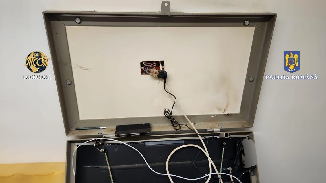 Acuzații de luare de mită și introducerea unor telefoane mobile într-un centru de detenție FOTO DIICOT Cluj