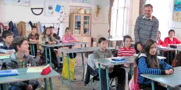 Programul se adresează persoanelor care au depăşit cu cel puţin patru ani vârsta legală de şcolarizare
