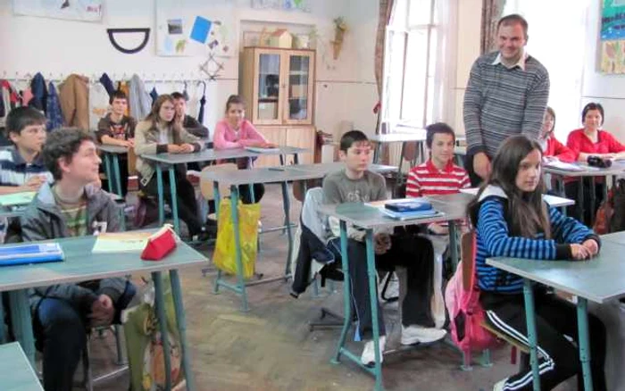 Programul se adresează persoanelor care au depăşit cu cel puţin patru ani vârsta legală de şcolarizare